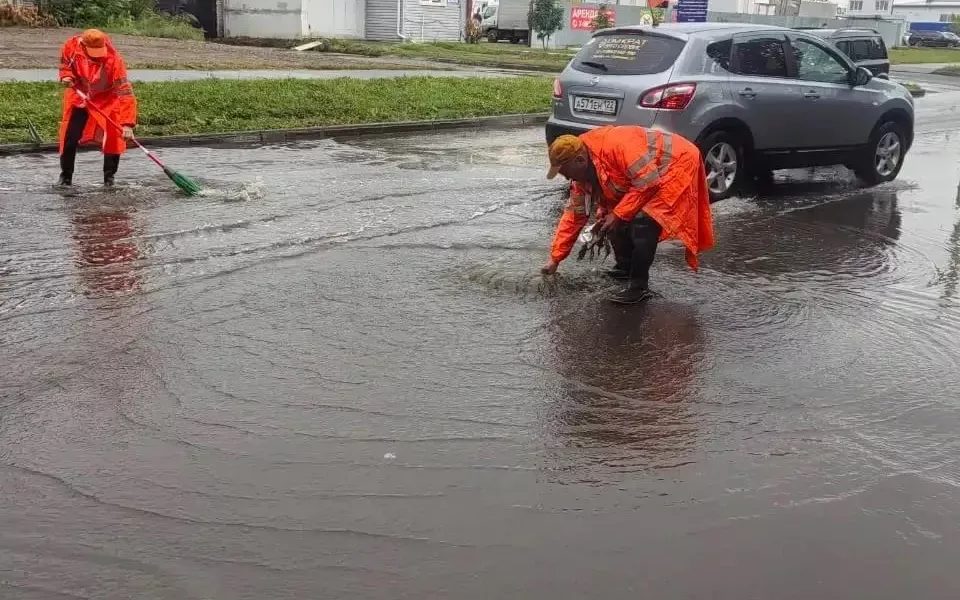 В Барнауле очищают ливневую канализацию на проблемных участках