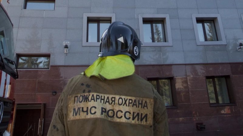 В Алтайском крае из горящего дома эвакуировали два газовых баллона
