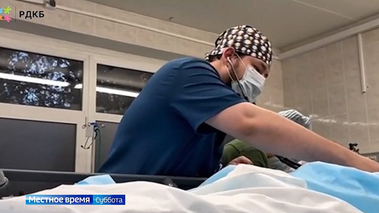 Подросток, пострадавший от медведя в Алтайском крае, продолжает лечение в Москве