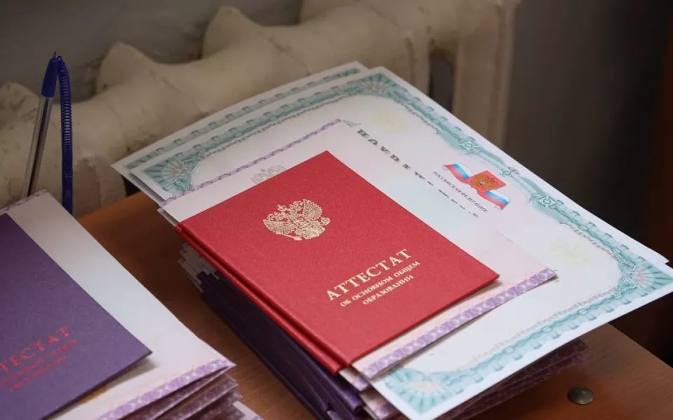 В Барнауле 597 выпускников получили медали за успехи в учении