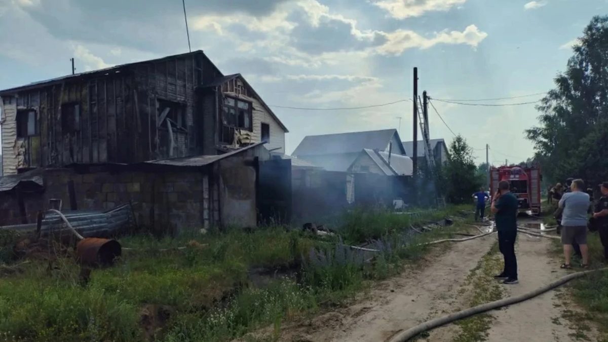 Мужчину спасли из горящего дома в поселке Власиха