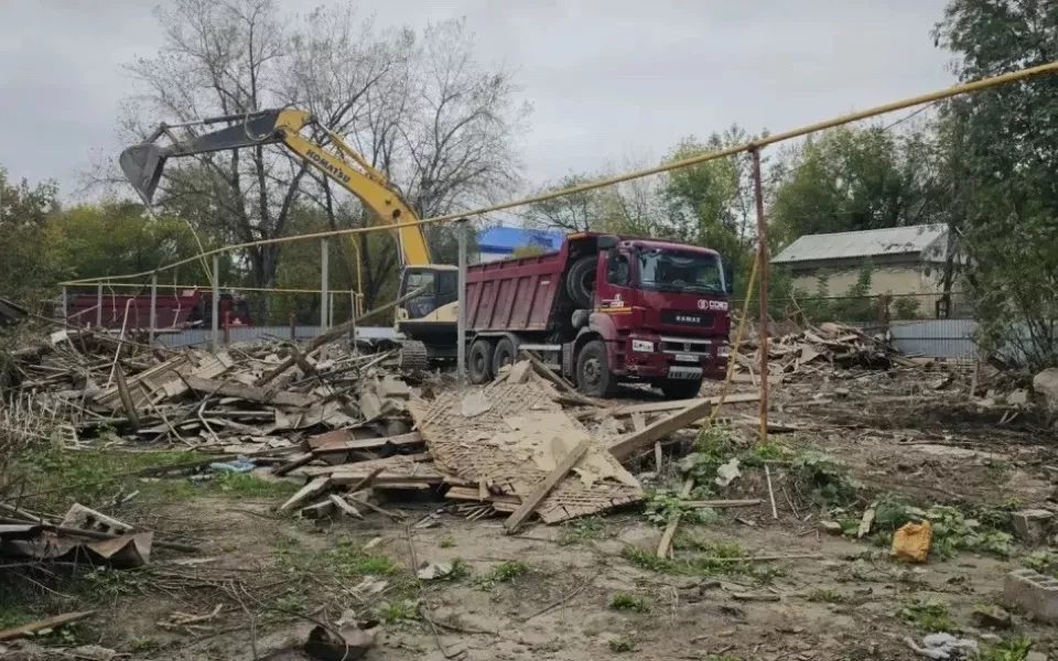 На Потоке в Барнауле продолжается снос аварийных домов в рамках КРТ