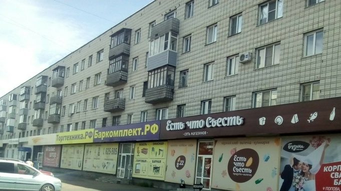 Администрация требует убрать вывески с дома на проспекте Строителей в центре Барнаула