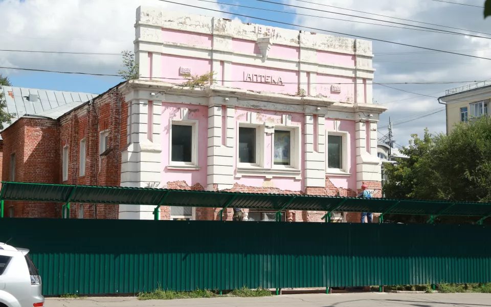 На проспекте Ленина огородили католический собор для реставрации