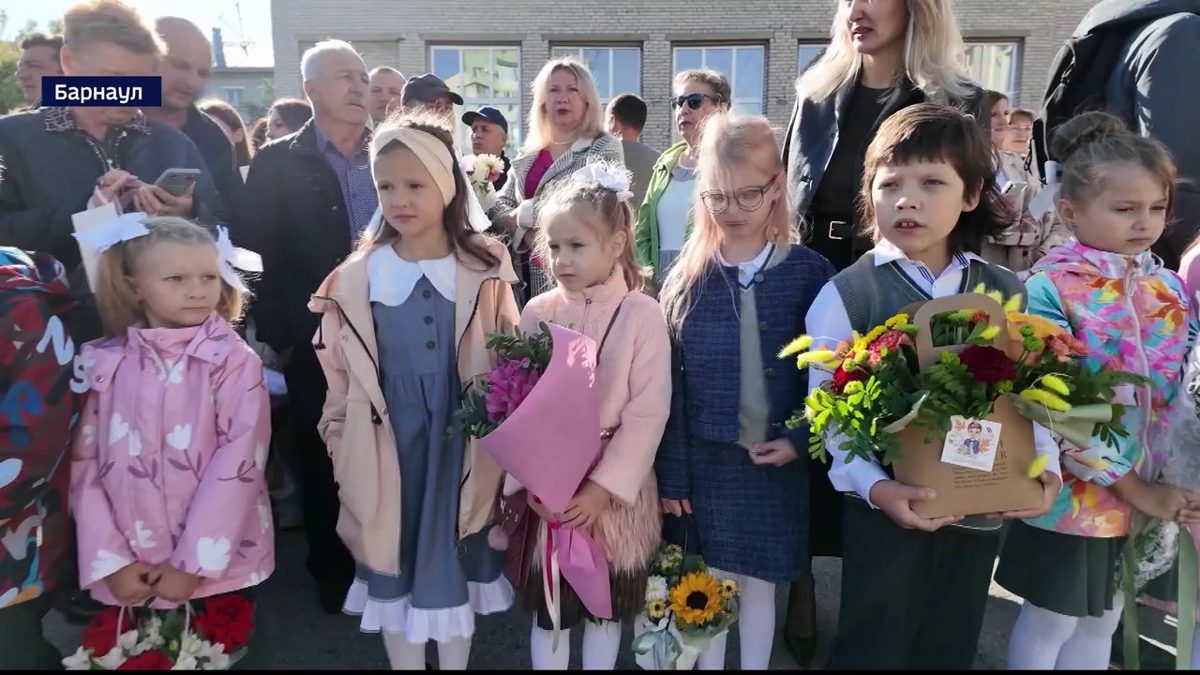 270 тысяч алтайских школьников начали учебный год