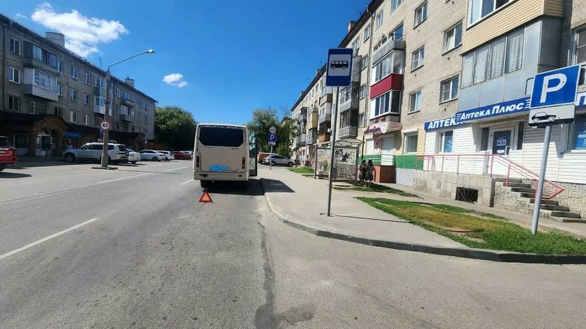 В Барнауле женщина потеряла палец в автобусе из-за торчащего самореза на поручне