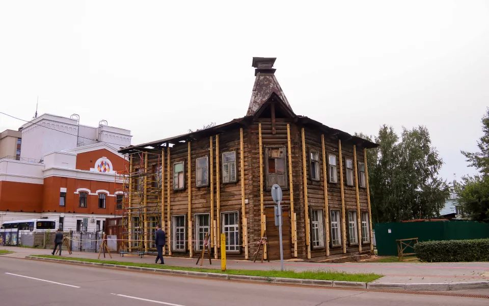 Деревянный памятник на Пушкина восстанавливают в Барнауле