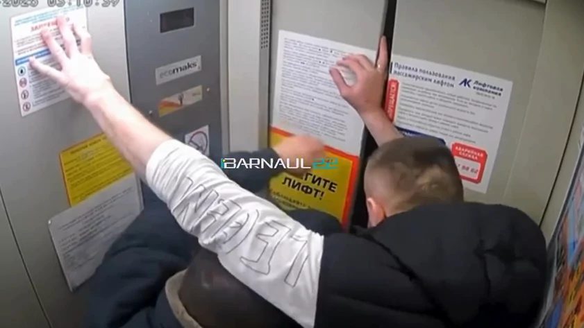 В Барнауле компания мужчин выломала дверь лифта во время вечеринки
