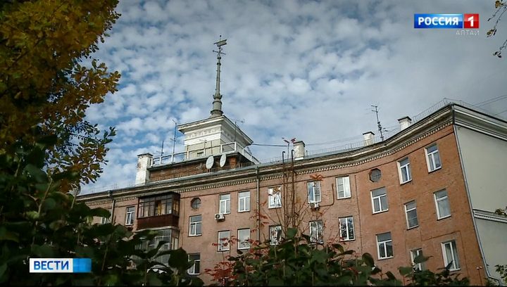 В Барнауле у дома под шпилем жители хотят построить поле для мини-футбола