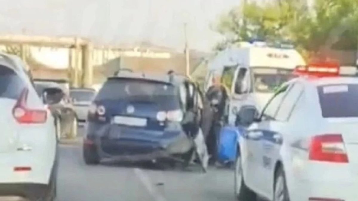 В Бийске легковой автомобиль врезался в столб, двое пострадали