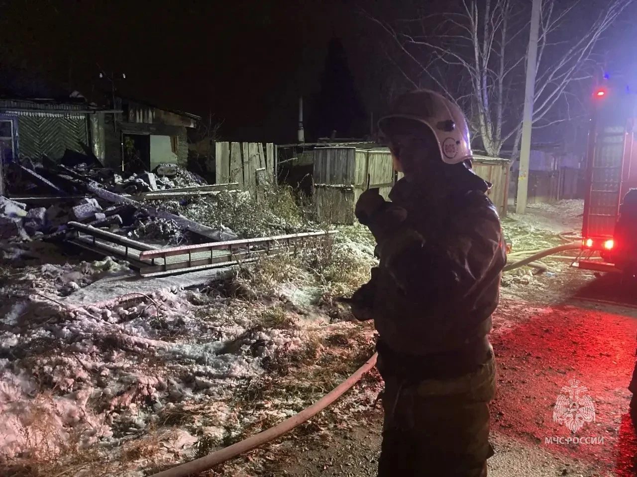 Во Власихе ночью потушили пожар в двухквартирном доме — фото 3