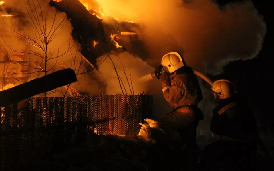 Пожар в селе Тулай уничтожил сарай, гараж и автомобиль
