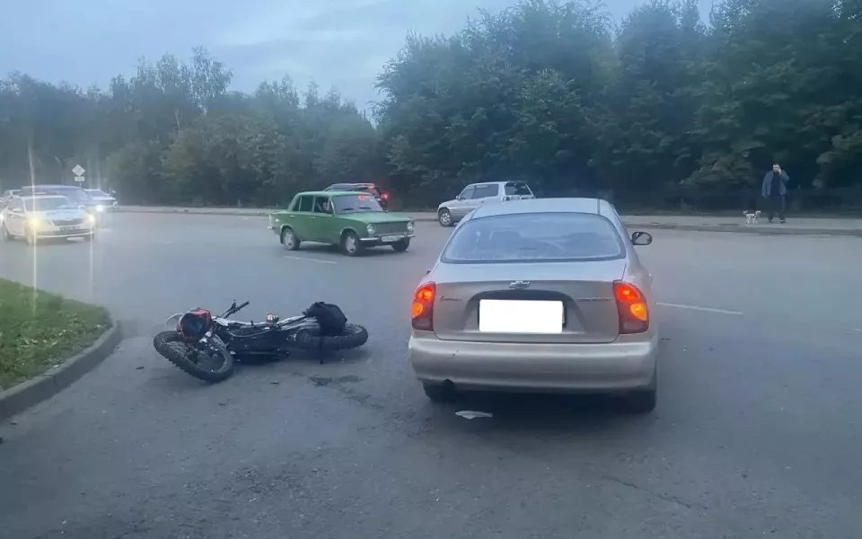 В Бийске автомобиль сбил подростка на мотоцикле