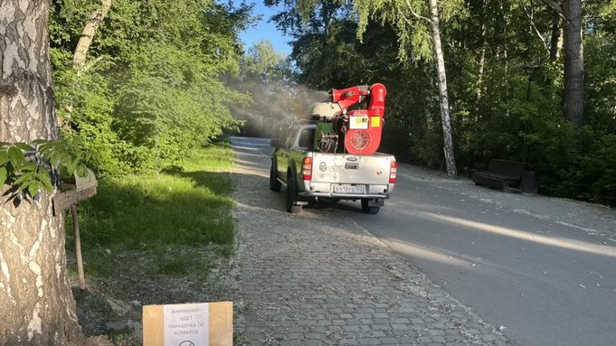В Барнауле продолжают обрабатывать парки и побережье от клещей и комаров
