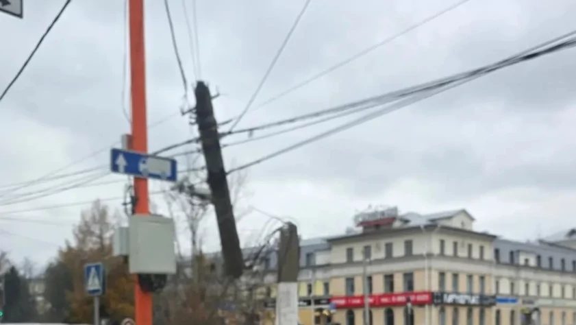 В Барнауле у площади Спартака отломился электрический столб и держится на проводах