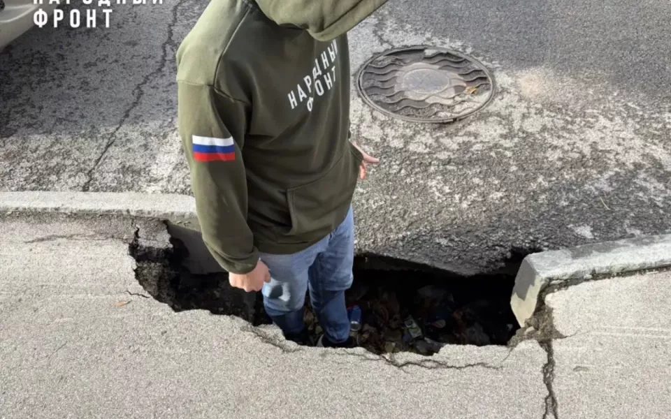 На проспекте Красноармейском в Барнауле больше месяца зияет яма