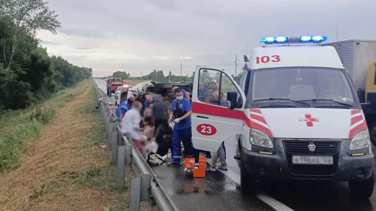 Микроавтобус перевернулся на Чуйском тракте под Бийском, пострадали пять человек