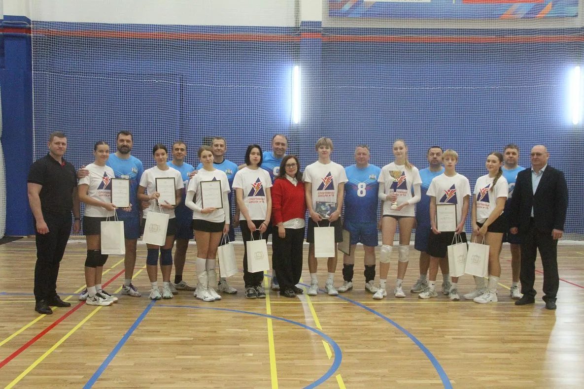 В Барнауле прошёл волейбольный турнир «Папа, я с тобой» ко Дню отца