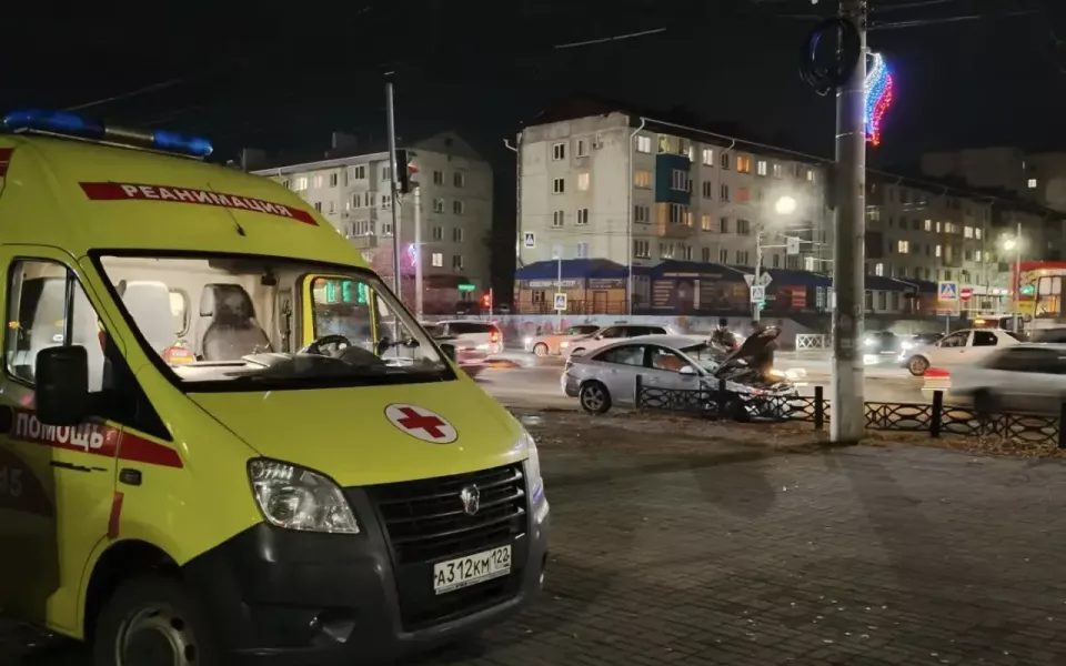 Водителя легковушки увезли в больницу после ДТП в центре Бийска