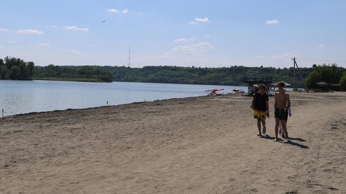 Участник СВО спас двух подростков от утопления на пляже Барнаула