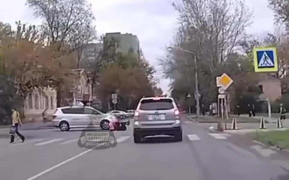 Доставщика на велосипеде сбили на улице Петра Сухова в Барнауле