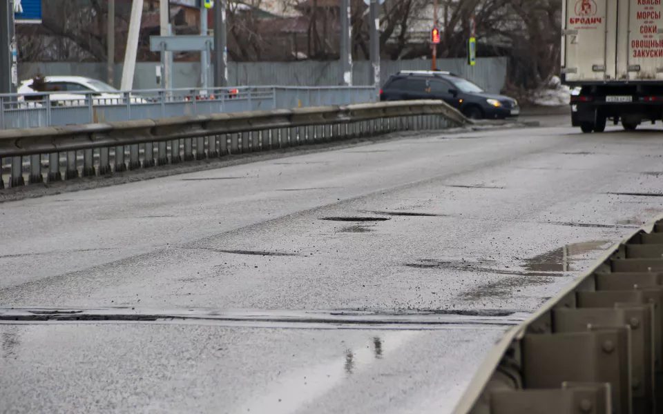 Мост на Челюскинцев потребуют привести в порядок