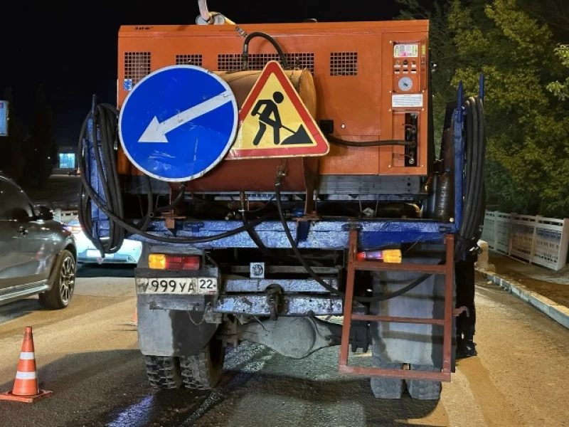 Разбитый тротуар на Горно-Алтайской угрожает школьникам