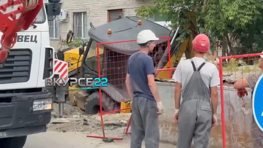 Трактор провалился в яму при работах на тепловых сетях в Барнауле