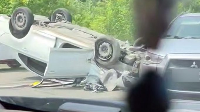 На Змеиногорском тракте легковой автомобиль перевернулся после столкновения