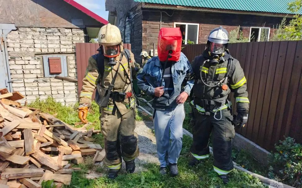 Двух человек спасли при пожаре площадью 200 квадратных метров в Бийске