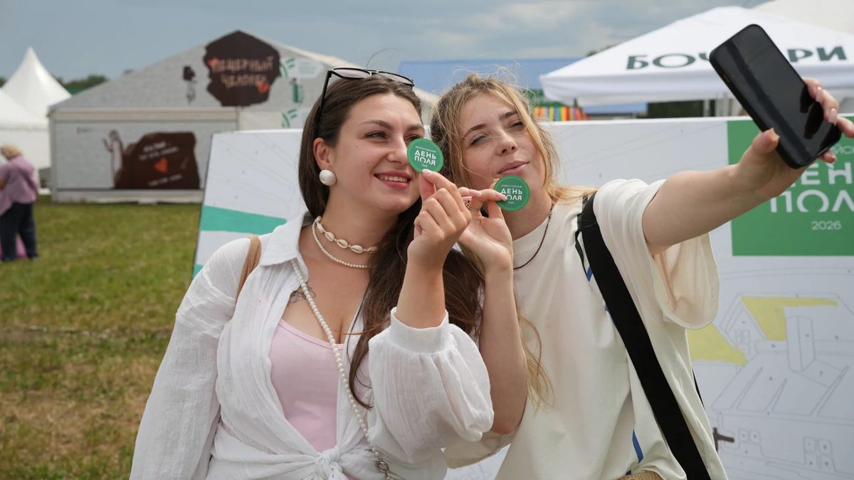 Две Юли показывают барнаульцам интересные места родного города