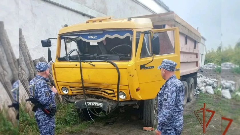 В Мамонтовском районе угнали КамАЗ, грузовик опрокинулся