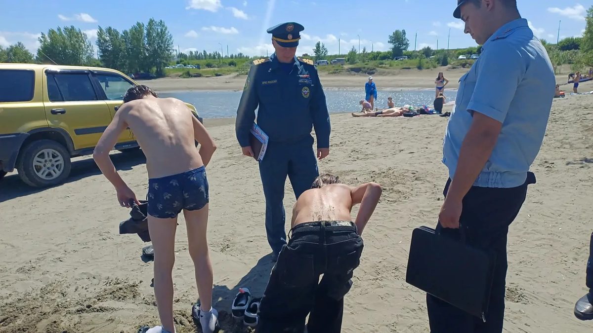 Спасатели провели рейд у Понтонного моста и Бобровской протоки в Барнауле, двоих несовершеннолетних доставили в полицию