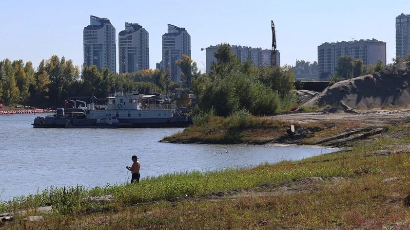 Полуостров Побочень в Барнауле: рыбаки, песок и заброшенный гостиничный комплекс