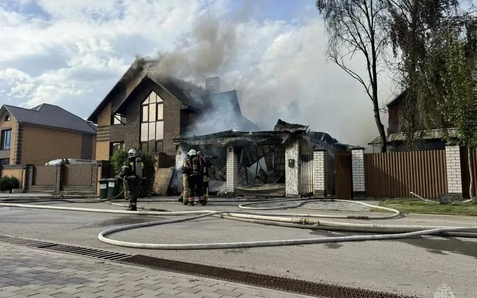 Крупный пожар в коттеджном поселке Спутник в Барнауле