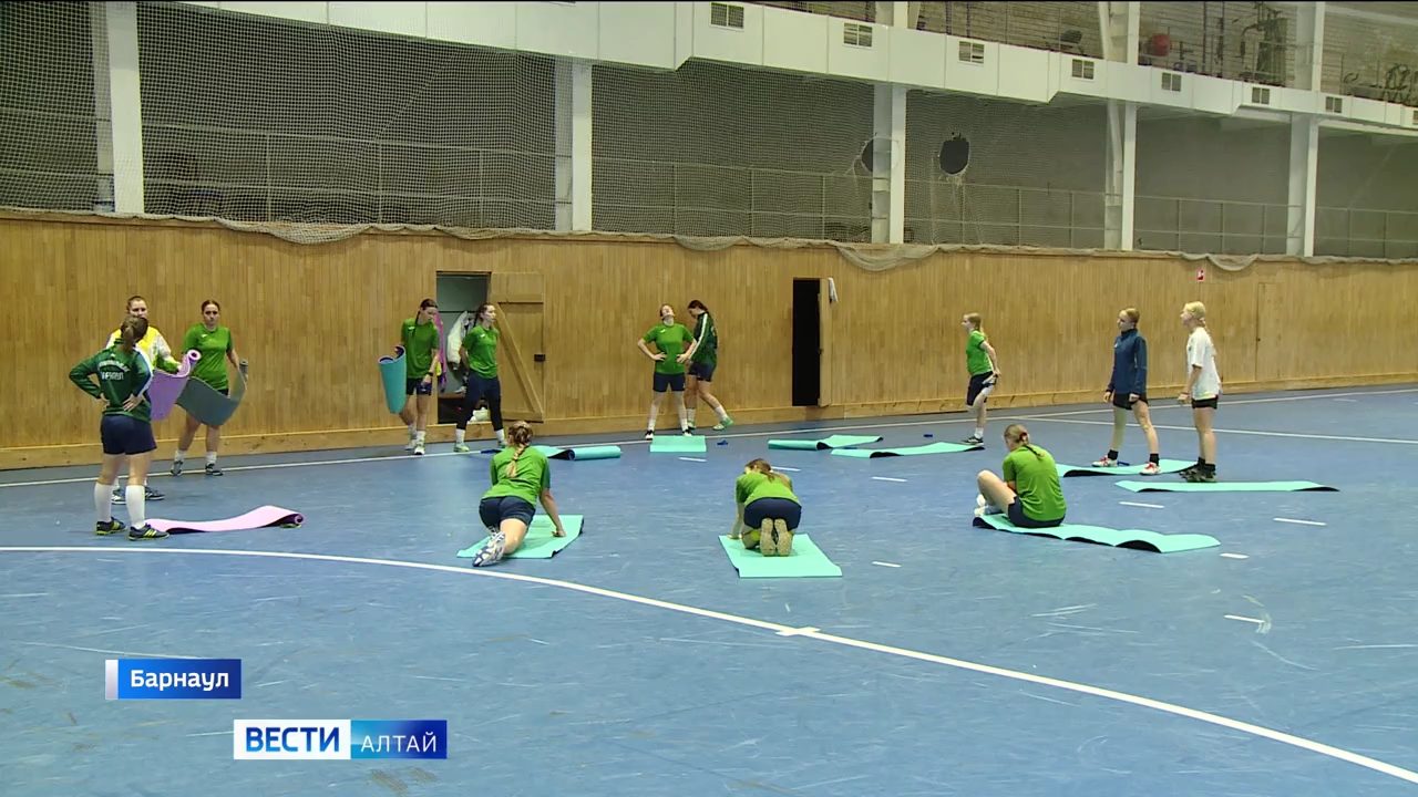 Хоккеистки «Коммунальщика» отправились на игровые сборы в Куала-Лумпур