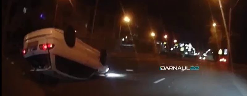 В Барнауле на пересечении проспекта Ленина и улицы Матросова произошло ДТП с переворотом
