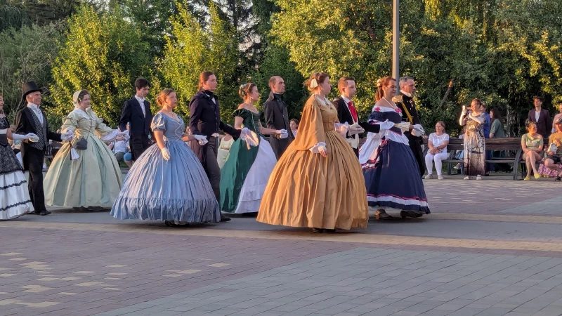 В парке «Центральный» прошел ночной бал «Северной стороны» с танцами XIX века