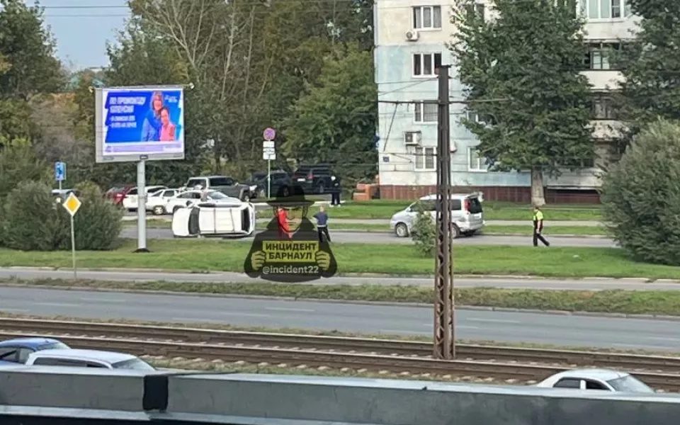 На улице Малахова произошла массовая авария с переворотом