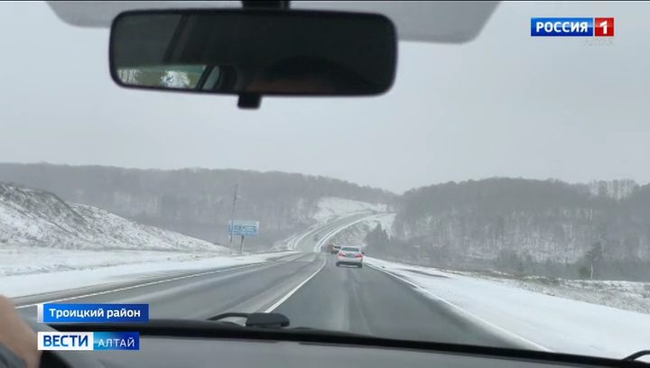 Гололёд и метель осложнили движение на дорогах Алтайского края