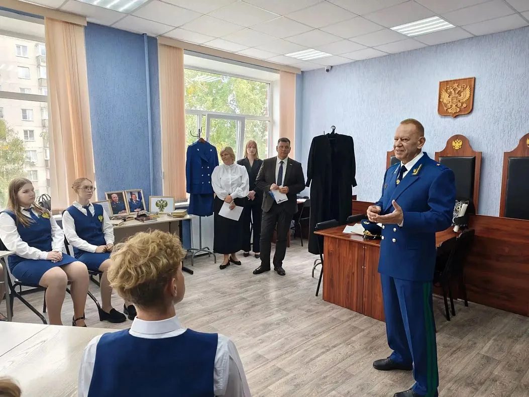 Более 60 барнаульских школьников поступили в прокурорские классы