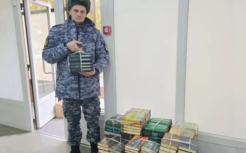 Гоголь, Шукшин, Буссенар: в алтайскую колонию передали 800 книг