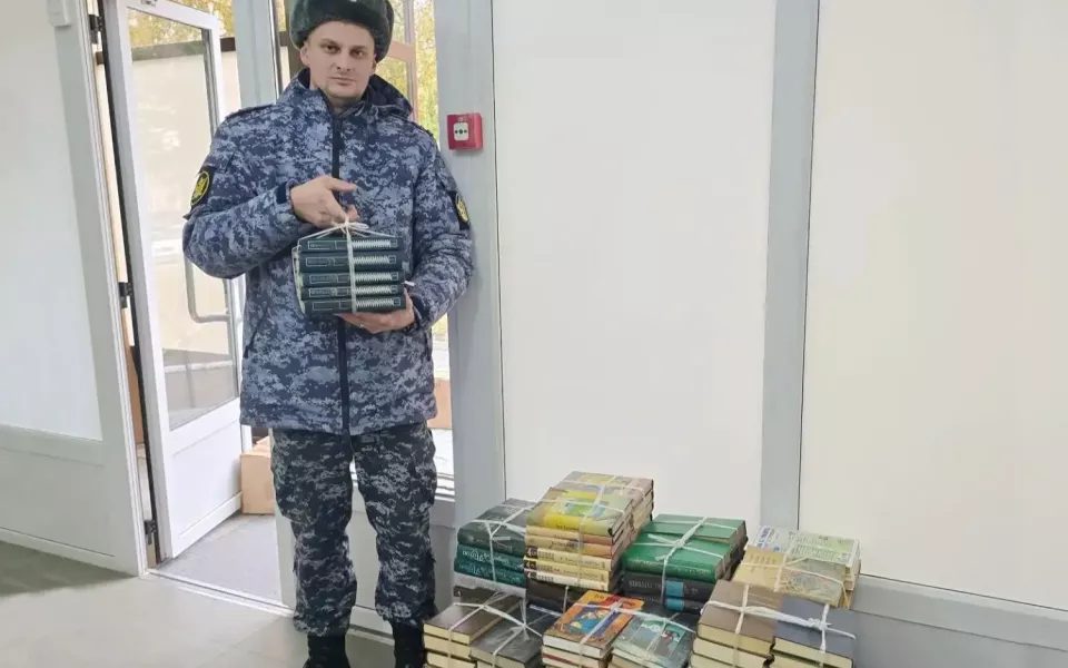 Гоголь, Шукшин, Буссенар: в алтайскую колонию передали 800 книг