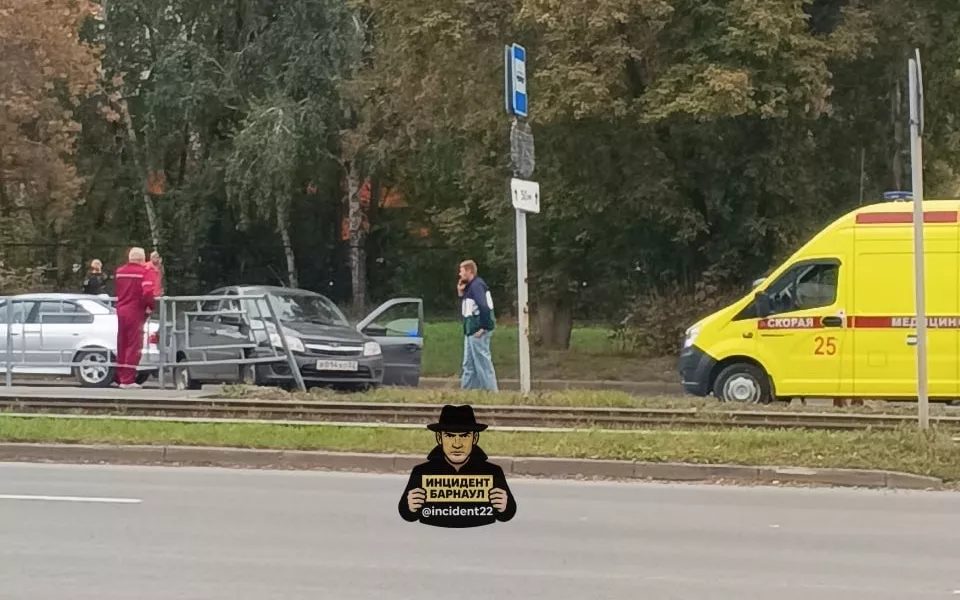 На улице Попова в Барнауле столкнулись два автомобиля, пострадала 23-летняя девушка