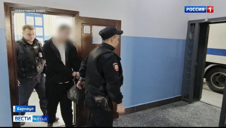 Полиция задержала курьера, который забрал 480 тыс. руб. у барнаульской пенсионерки