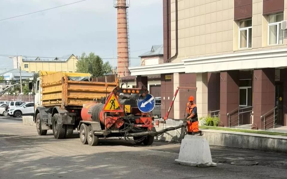 На улицах Барнаула продолжается ремонт дорог и тротуаров