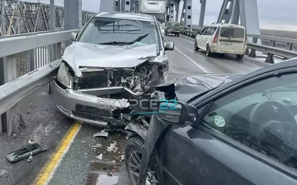 В Барнауле утром произошли три ДТП: на Старом мосту, улице Попова и Павловском тракте