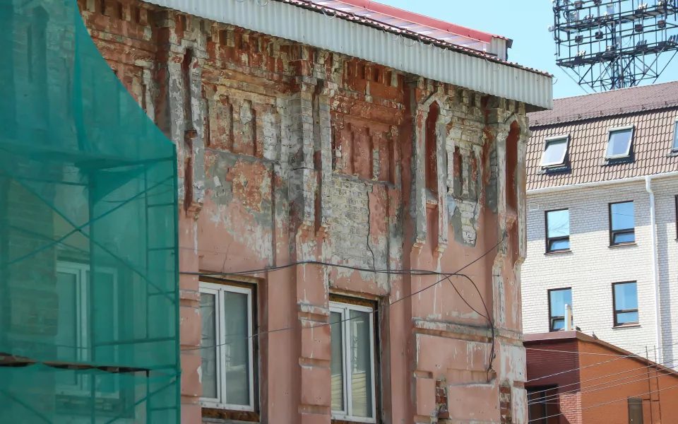 Владелец исторического здания на Гоголя оспаривает судебное решение о демонтаже сайдинга