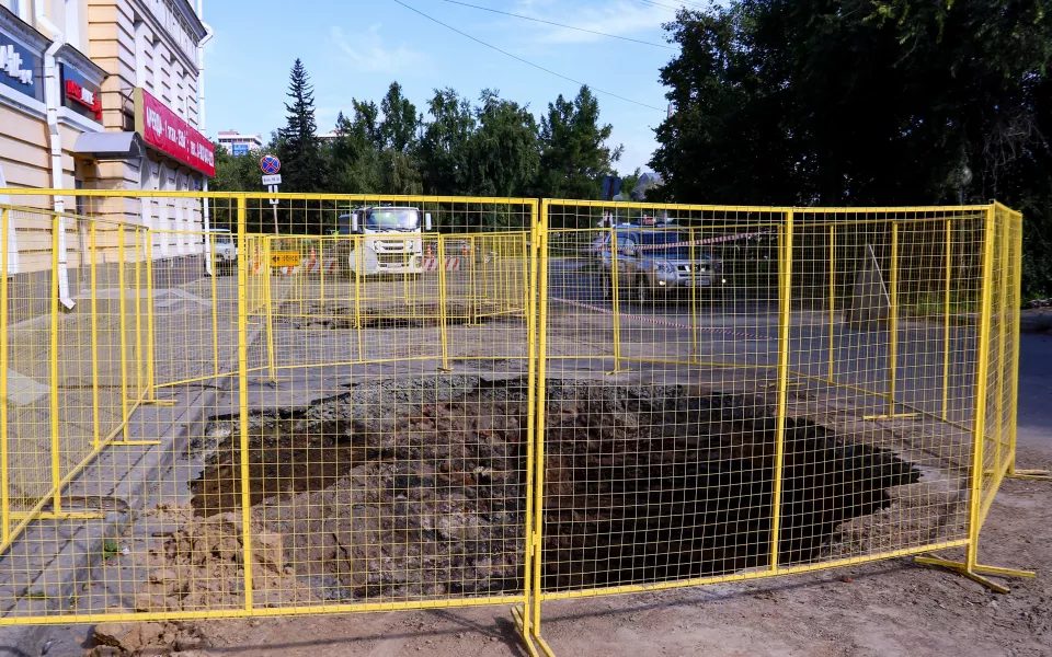 Реконструкция водовода в центре Барнаула приостановлена из-за подземной находки