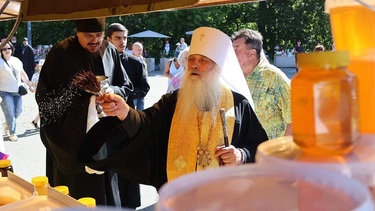 В Барнауле отмечают Медовый Спас с ярмаркой и награждением пчеловодов